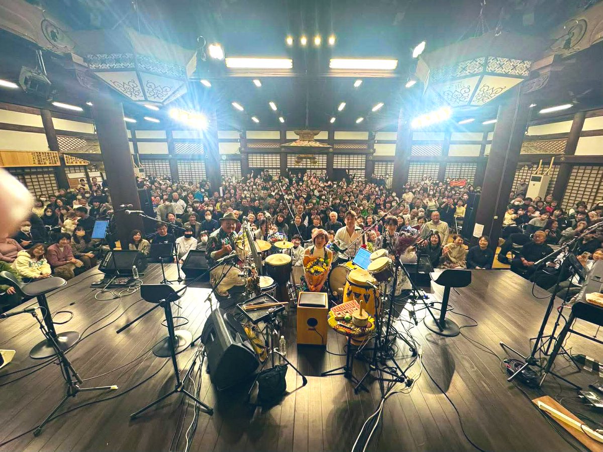 あまりにも濃厚な4日間でした。
3/18は第2回顕証寺震災支援Specialライブ。昨年同様Keikoちゃんマニアズの中沢ノブヨシ氏、ゲストに津軽三味線の上妻宏光君、そしてスタレビの根本要さんをSGにお迎えし600人超えの超満員御礼！出演の皆さま素晴らしいの一言。ご尽力下さった主催、スタッフ方に感謝です