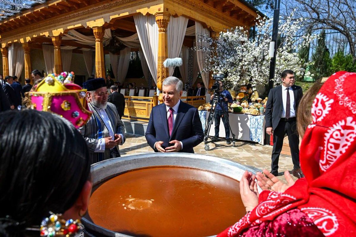 outdoorfactory's tweet photo. Özbekistan Cumhurbaşkanı @president_uz, Yakkasaray İlçesi’ndeki Milli Kültür Merkezleri Köşkü’nü ziyaret ederek farklı milletlerden temsilcilerle bir araya geldi.

Nevruz Bayramı kapsamında, tasarım ve uygulamasını gerçekleştirdiğimiz ülkeler pavyonlarında düzenlenen törene Sayın Mirziyoyev’in katılımı, projeye ayrı bir değer kattı.
Kültürleri buluşturan bu özel organizasyonun bir parçası olmaktan gurur duyuyoruz. 🌸

O‘zbekiston Respublikasi Prezidenti Shavkat Mirziyoyev Yakkasaroy tumanidagi Milliy madaniyat markazlari majmuasiga tashrif buyurib, turli millat vakillari bilan samimiy suhbat qurdi.

Navro‘z bayrami doirasida, biz tomonidan dizayn va amalga oshirilgan mamlakatlar pavilonlarida o‘tkazilgan tadbirda Prezident Mirziyoyevning ishtiroki loyihaga alohida ahamiyat bag‘ishladi.

Turli madaniyatlarni birlashtirgan ushbu noyob loyiha bir qismi bo‘lish biz uchun katta faxrdir. 🌸

#navroz #nevruz #pavilion #countrypavilion #outdoorfactory