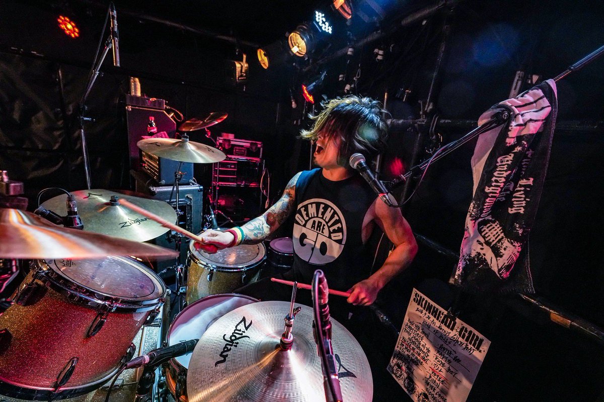 SKINHEAD GIRL tweet media