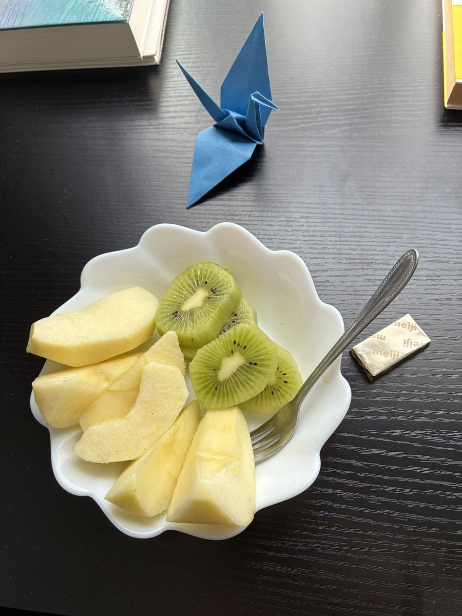果物をいただいた🍎🥝🍊
僕はりんごが一番好き。赤い皮の下にはたくさんの思い出が詰まっている。

東京でも僕のためを思って、買って渡してくれる人がいること、そして僕の就活を応援してくれる人達がいることに、ありがとうでは足りないくらいの感謝がある。

また新たなりんごの思い出ができたよ🍎