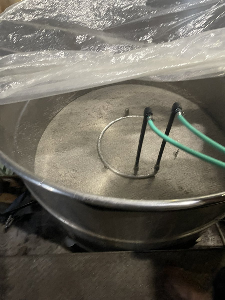 伊平屋酒造におじゃましました。
これで、泡盛の蒸留所は全部やっと制覇したことになります。
蒸留器は自分の好きな縦型。
終わりかけの時間でしたが内部見せてもらえました