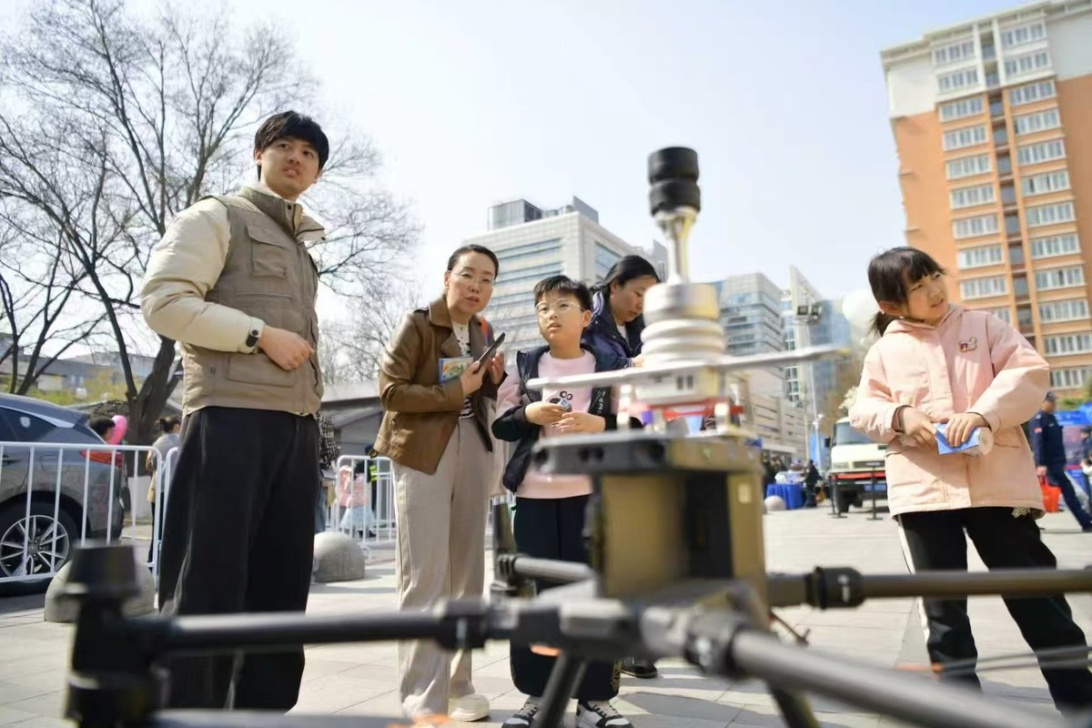 ZOGLAB's tweet photo. The debut of the mobile observation drone became a hot topic in the compound; the airborne sensors of low-altitude economic meteorological drones once again attracted attention; and the portable weather station for sports events was a familiar sight. #WorldMeteorologicalDay https://t.co/gSQ2kZ4Dtg
