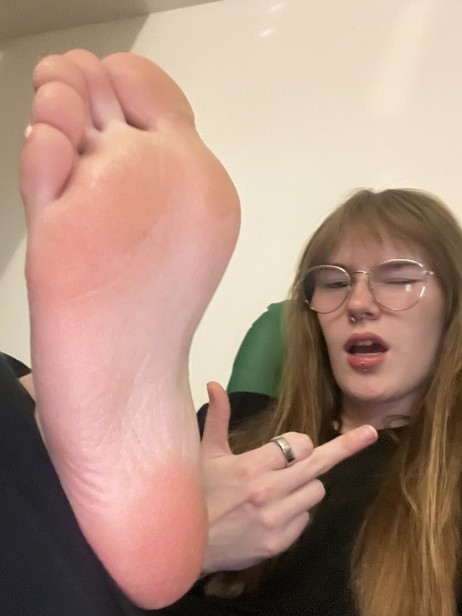 spoiledvera's tweet photo. low quality and it still made you twitch https://t.co/EnNBJblpMU