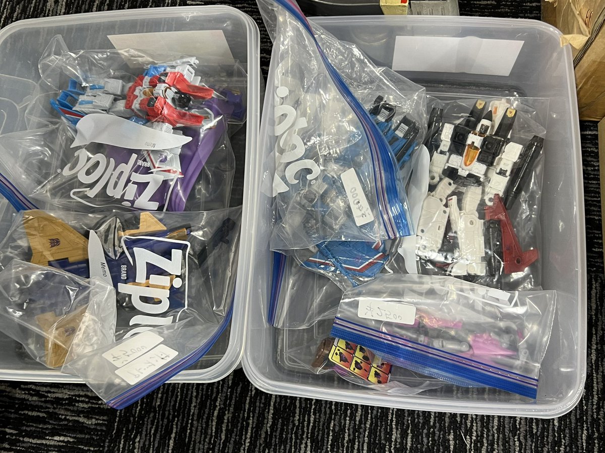 設営完了言い忘れてたー！！
既に色々買っていただきありがとうございます！

まだまだあるので見に来てください！

カスタム作品撮影OKです！(他の人の顔が映らないように気をつけてください🙇‍♀️)

#AHCトロン 
#AHCトロン23
