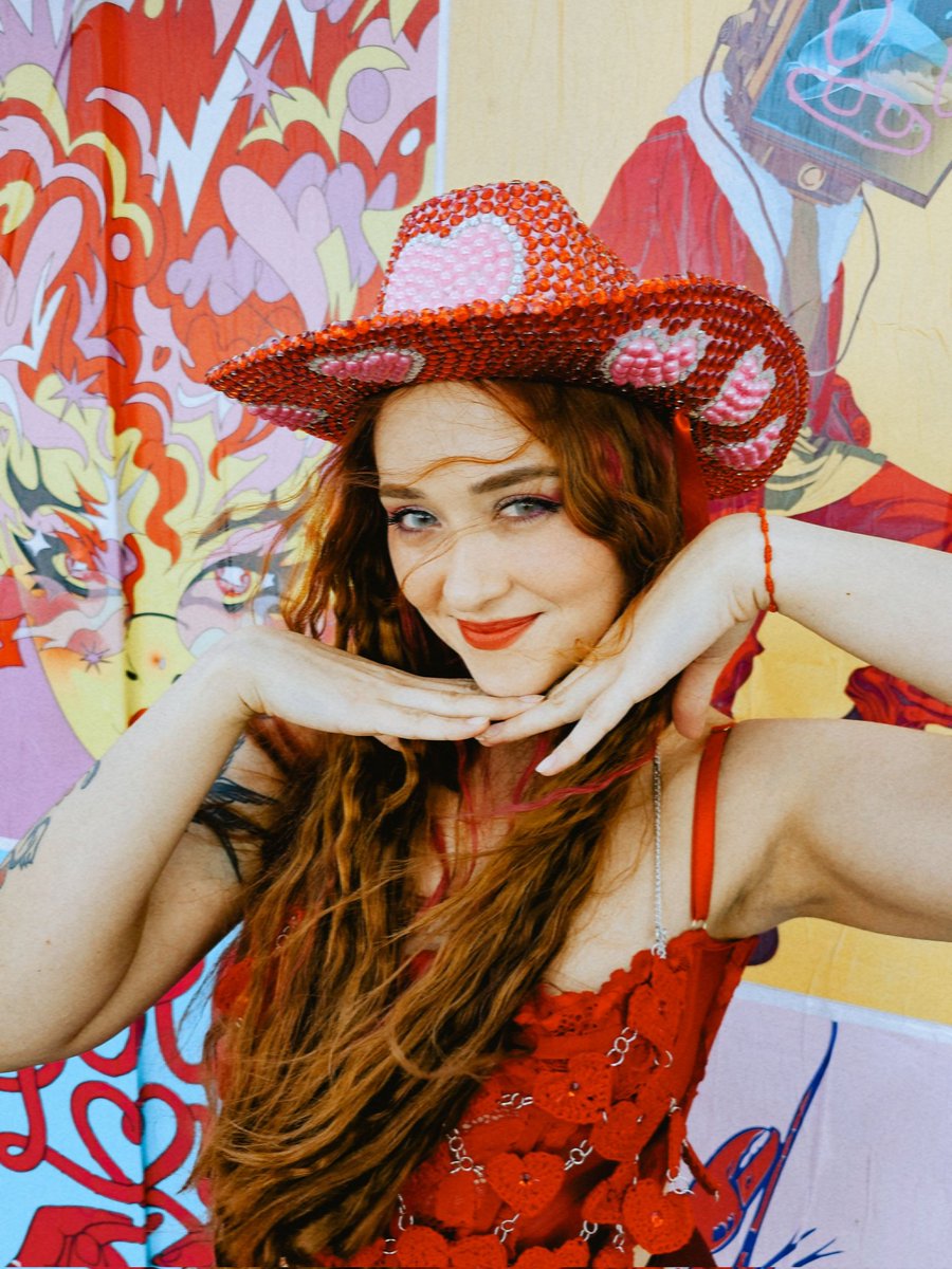 caroly 🌻 tweet media