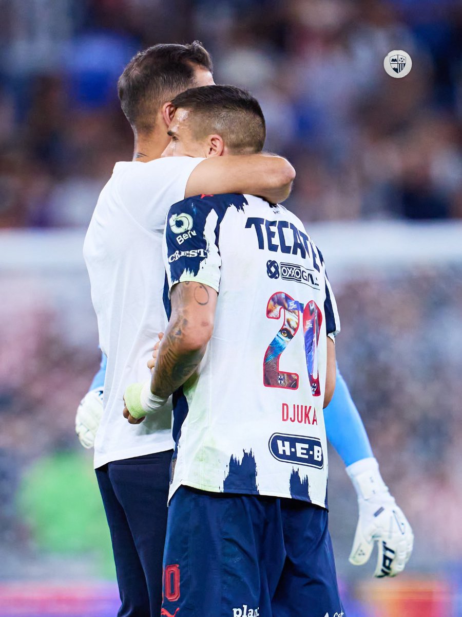 dlptlv's tweet photo. 🚨 DJUKA NO AGUANTÓ: Aunque hizo un gol, falló un PENAL en el último minuto que hubiera representado el empate de Rayados contra Chivas. Uros Djurdjevic terminó con la camiseta desgarrada por el coraje 👕😱 https://t.co/93UunlZXPm