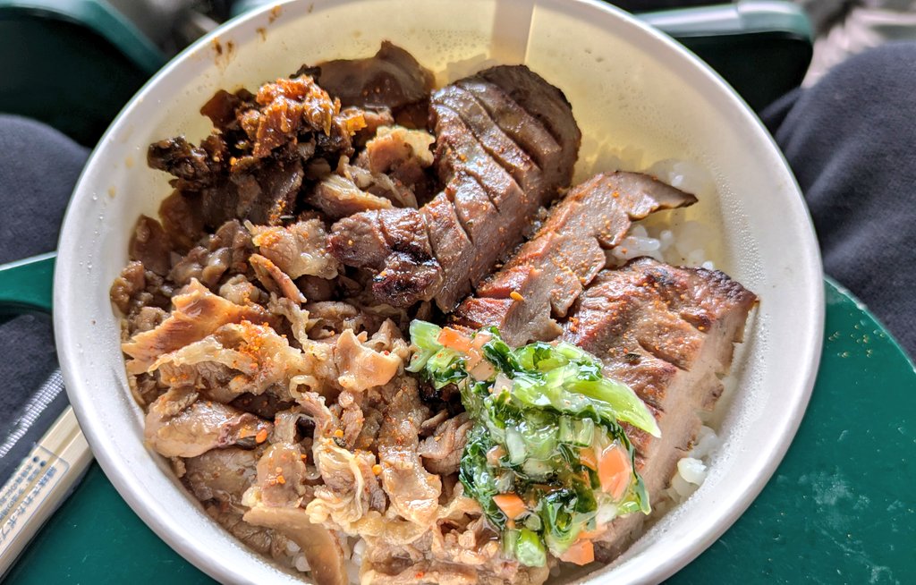_shokich's tweet photo. なぞ肉のっけ丼
あっとゆう間に兵庫2校ともエラーで負けたんやが https://t.co/yw2wB83LLZ
