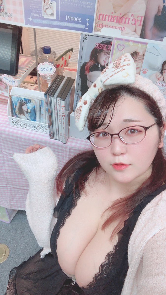 コスエクさん設営完了しました〜！
今日は黒のベビードールで寝巻きスタイルだよ✨
D-17でお待ちしております💕