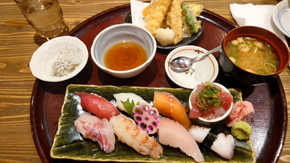前言撤回。m(_ _)m
『つなや』の『店長おまかせ握り』。
美味しかったですー。(^^)

和歌山のお店がだめだったのかなー？
入っていきなり、
「おみそ汁に醤油を入れてください」
は、無いよなぁ？　(^^;

少なくとも海南店はなかった。
オバハンと違って、若い子がテキパキ動いてた。(^^)