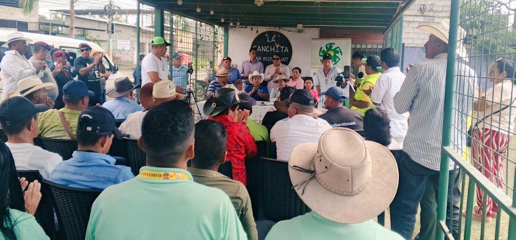 PuebloMontubioE's tweet photo. En #Salitre// Asamblea Cantonal del Pueblo Montubio de #Salitre:

El Presidente Nacional (E) @DannyChoezM En el marco de la #Agenda2026 Posesionó a la Ing. #GlendaJimenez cómo Flamante Presidenta del Pueblo Montubio del Cantón. Quién se suma al Fortalecimiento del PME y la Unidad https://t.co/ENVr8BZ2lR
