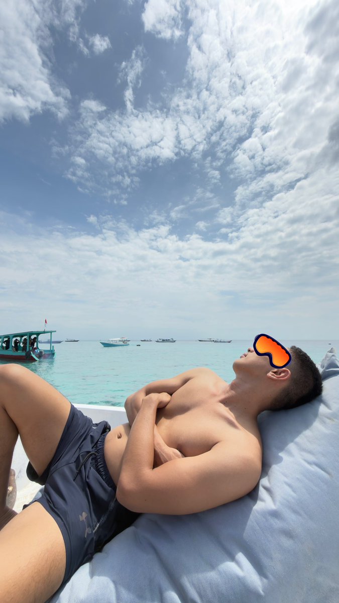 R ⬆️ tweet media