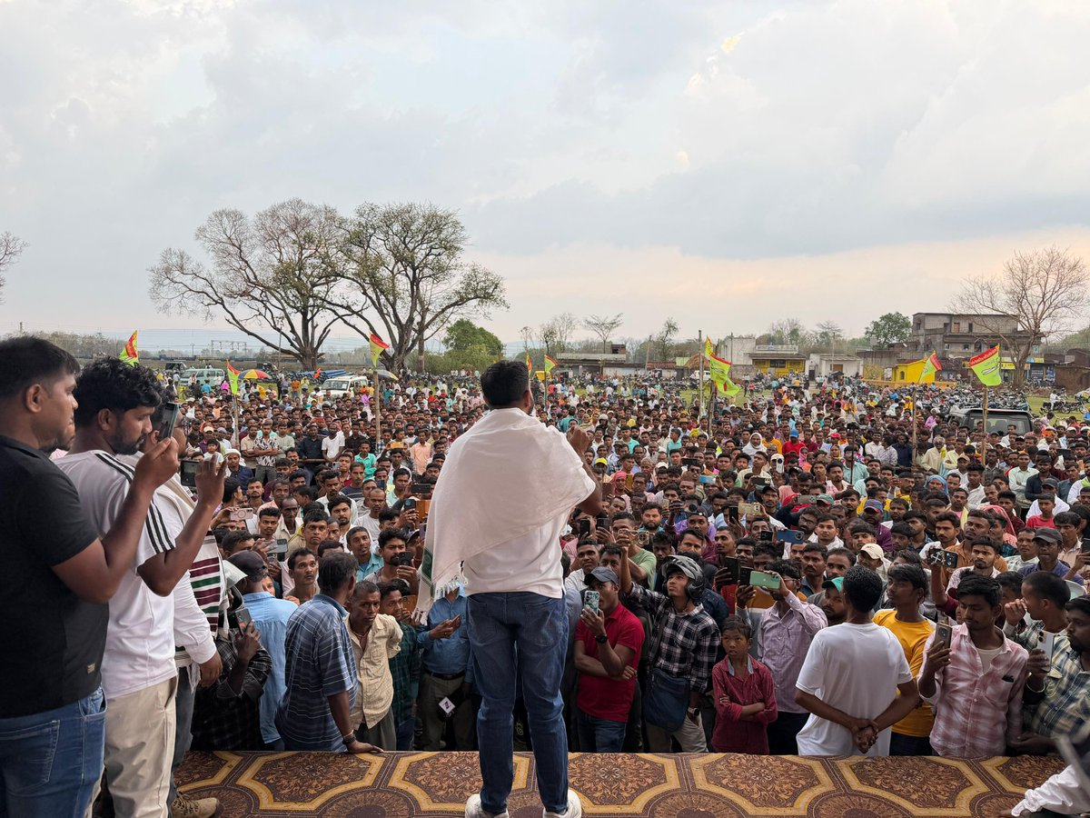 पश्चिम बंगाल चुनाव को लेकर बाघमुंडी विधानसभा क्षेत्र के झालदा (तूलिन) में JLKM के पहले चुनावी सभा में भाग लिया।
भारी बारिश के बावजूद हजारों की संख्या में स्थानीय लोग यहां पहुंचे हैं, उससे मैं अभिभूत हूं। यह समर्थन बताता है कि बंगाल में जनता बदलाव चाहती है।
झारखंड के तर्ज पर JLKM