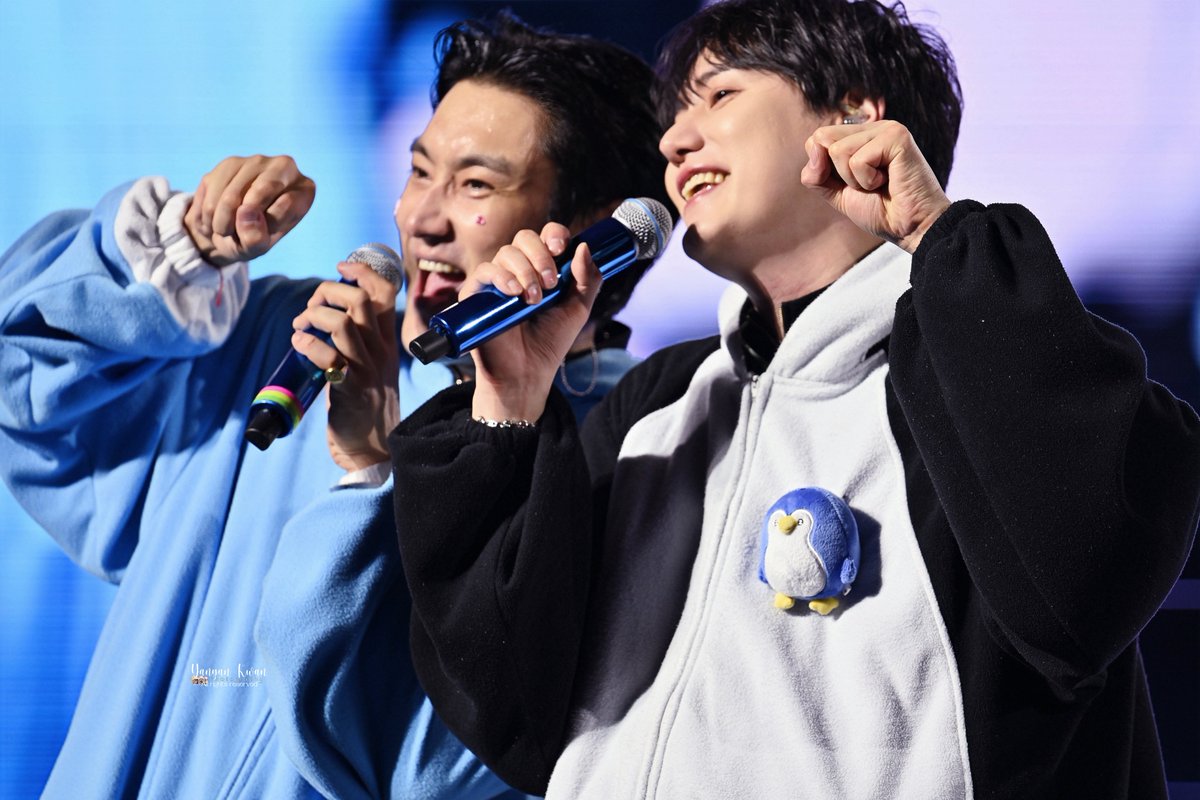 Hottie Kyu? Cutie Kyu?
Sexy and cute.

Kyuhyun was looking for his right ear monitor,
but he couldn’t pull it out 😆
so he just gave up.

20260321 SS10 HCMC🩵🩵

🩵🩵

<a href="/GaemGyu/">ChoKyuHyun</a> 

#KyuHyun #ChoKyuHyun #SuperJunior #圭贤 #ss10