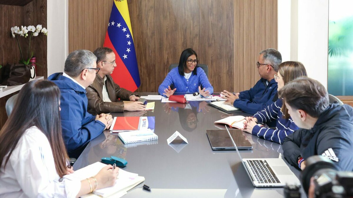 FteBicentenario's tweet photo. *Delegación venezolana arriba a La Habana con cargamento de solidaridad y suministros esenciales* 

 En un emotivo encuentro marcado por la hermandad histórica entre ambas naciones, la delegación venezolana arribó a la capital cubana como parte del Convoy "Nuestra América". https://t.co/6fOQXhsjGe