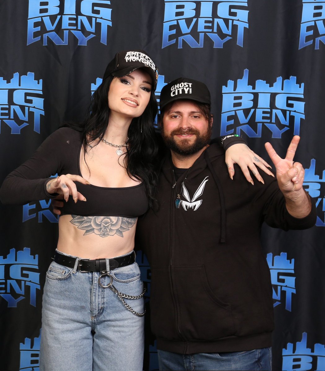 Bry1889's tweet photo. I've been a  fan of Saraya for a long time and I've always wanted to  get that chance to meet her someday and today I got my chance and it was truly an honor. Thank you for everything @Saraya ✌️🔥

#BigEventNY https://t.co/8QkHosVJTe