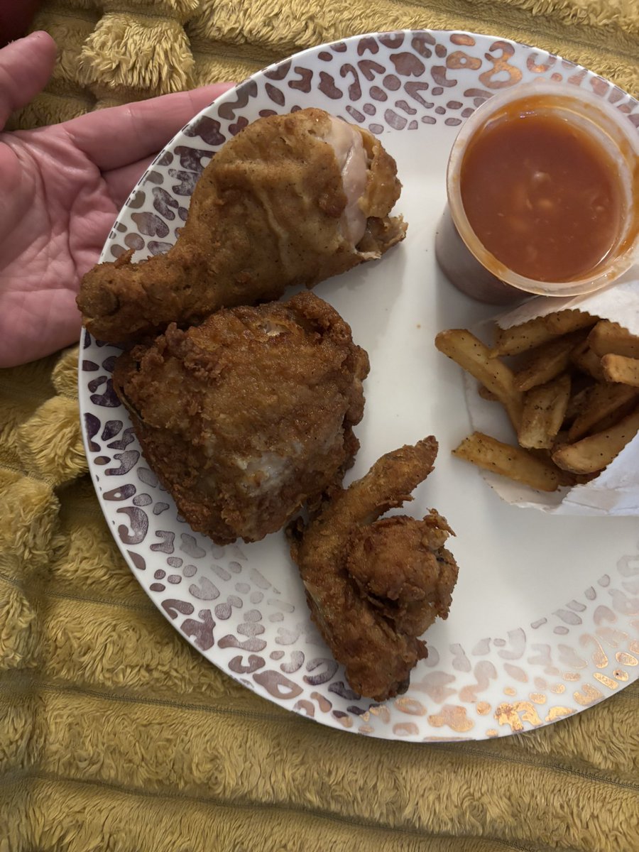 ShelleyLP2's tweet photo. @KFC_UKI can you message me about a complaint please https://t.co/Qmk9lWh7uq