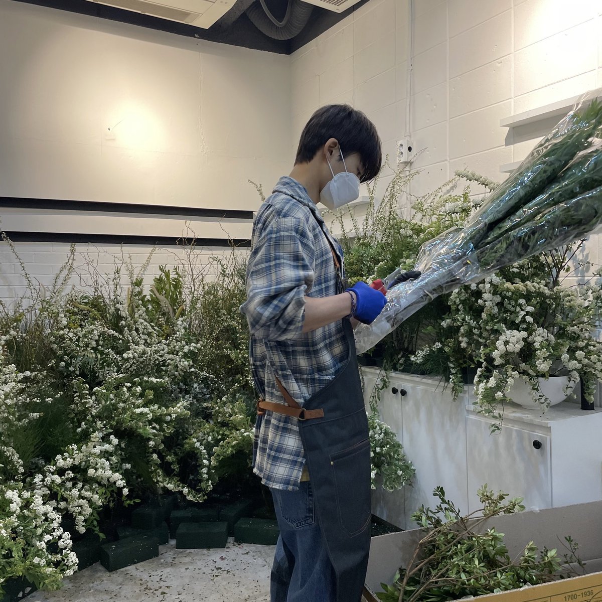 บางคนอาจไม่รู้ว่าน้องฮันบินเคยชอบจัดดอกไม้แบบว่าไม่ได้แค่จัดได้ แต่จัดเป็นกระเช้าสวยๆ ได้เลยตั้งแต่อยู่วายจีละ ในงาน Dear ID ที่จัดขึ้น ก็ไม่ได้มาถ่ายรูปทำคอนเทนต์เฉยๆ น้องนั่งจัดดอกไม้เองทั้งสตูให้ไอดีเข้าดูฟรีด้วย 🥹