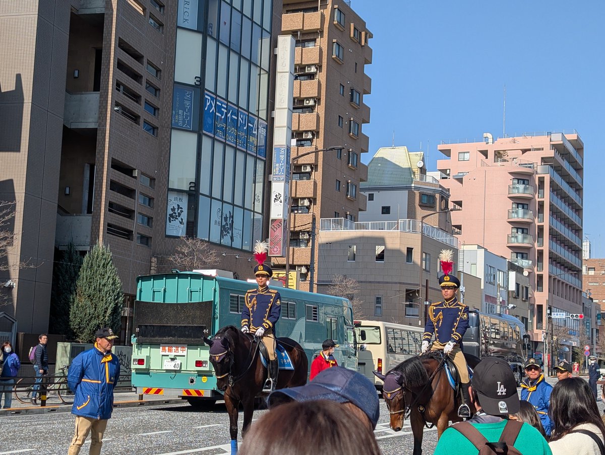 交通安全パレード
　昨日は、原町田大通りで交通安全パレードが、開催されました。
　一日町田警察署長を、歌手・タレントの鈴木亜美さんが、つとめてくださいました。
　警視庁音楽隊、警視庁騎馬隊も参加し、お天気にも恵まれ、にぎやかなパレードになりました。
#原町田
#交通安全