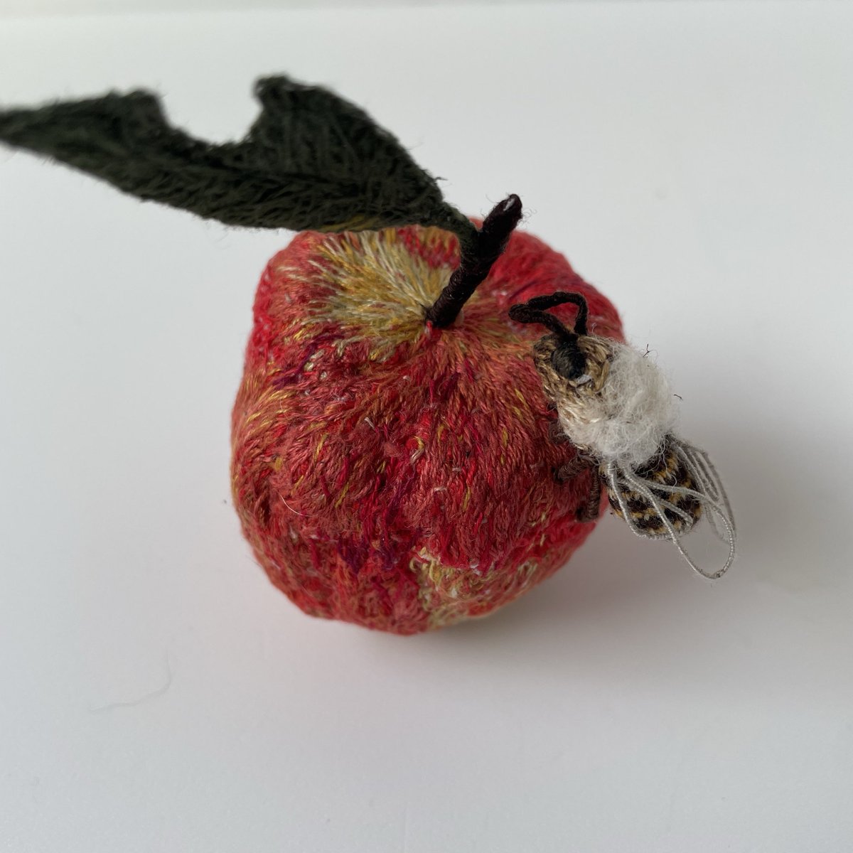 yacmii's tweet image. 🍎🐝
"あこがれ"

だいすきなあのこ
どうか先に
土に還らないで。
ずっとずっと
一緒にいたいのに

#embroidery