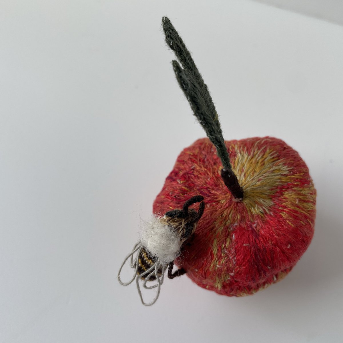 yacmii's tweet image. 🍎🐝
"あこがれ"

だいすきなあのこ
どうか先に
土に還らないで。
ずっとずっと
一緒にいたいのに

#embroidery