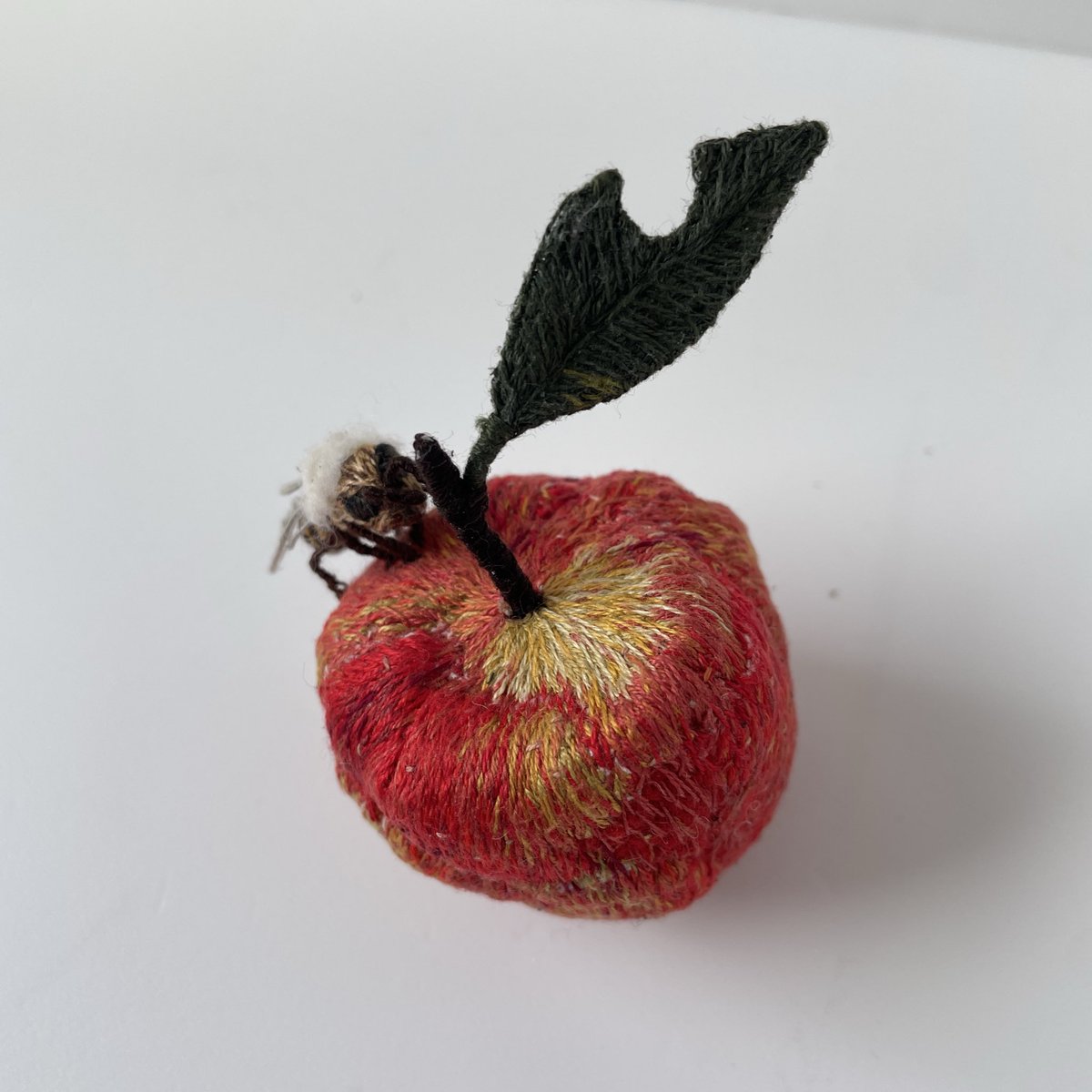 yacmii's tweet image. 🍎🐝
"あこがれ"

だいすきなあのこ
どうか先に
土に還らないで。
ずっとずっと
一緒にいたいのに

#embroidery