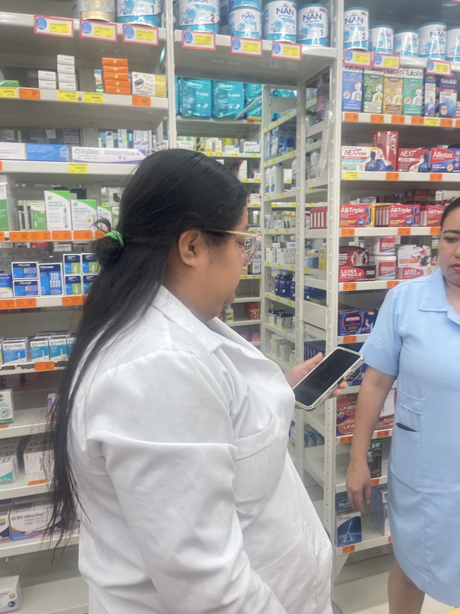 Netocorrecto's tweet photo. @FarmaciasGdl lamentable trato de esta vendedora que según es la gerente.  “Conchi”
Esto fue en la sucursal pomoca #ValleVerde  se le pidió un medicamento y se agregaron unos dulces y un refresco. Y se negó a cobrar porque según ella su caja solo cobra medicamento y lo demás no https://t.co/EpzDFca3GW