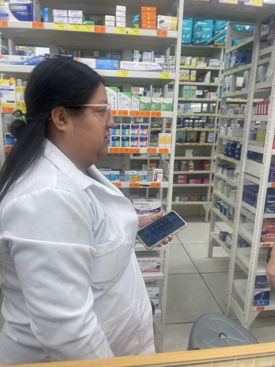 Netocorrecto's tweet photo. @FarmaciasGdl lamentable trato de esta vendedora que según es la gerente.  “Conchi”
Esto fue en la sucursal pomoca #ValleVerde  se le pidió un medicamento y se agregaron unos dulces y un refresco. Y se negó a cobrar porque según ella su caja solo cobra medicamento y lo demás no https://t.co/EpzDFca3GW
