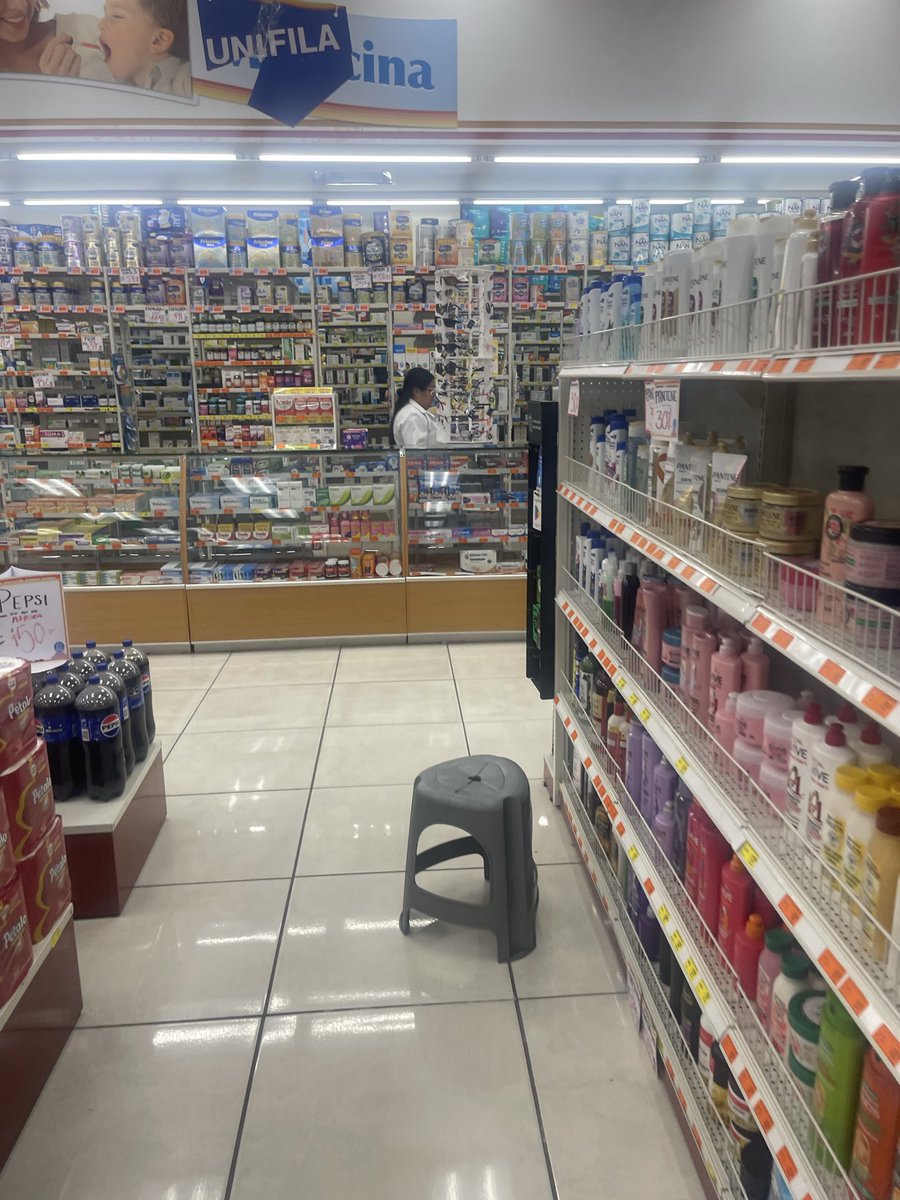 Netocorrecto's tweet photo. @FarmaciasGdl lamentable trato de esta vendedora que según es la gerente.  “Conchi”
Esto fue en la sucursal pomoca #ValleVerde  se le pidió un medicamento y se agregaron unos dulces y un refresco. Y se negó a cobrar porque según ella su caja solo cobra medicamento y lo demás no https://t.co/EpzDFca3GW