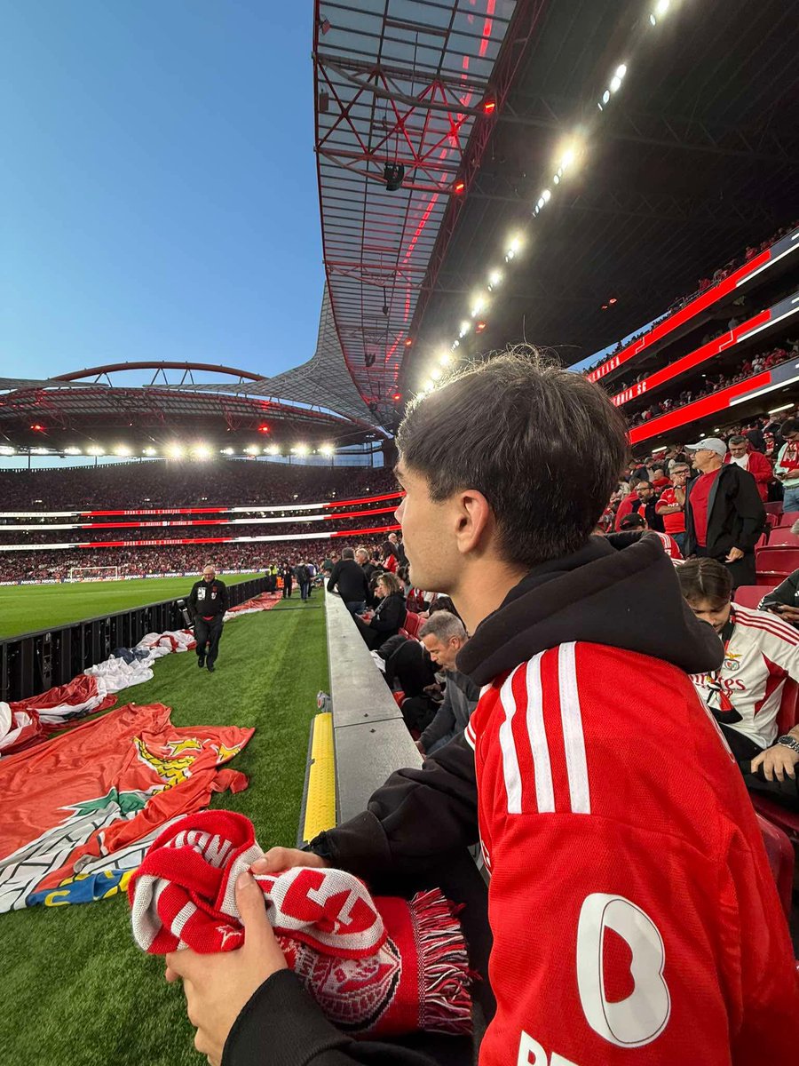 ❤️ 𝗢 𝗦𝗼𝗻𝗵𝗼 𝗕𝗲𝗻𝗳𝗶𝗾𝘂𝗶𝘀𝘁𝗮

Pela primeira vez, o Miguel foi ver um jogo ao Estádio da Luz. Três pontos e um sonho concretizado; foi uma tarde/noite em cheio. 

#SLBVSC | #Benfica