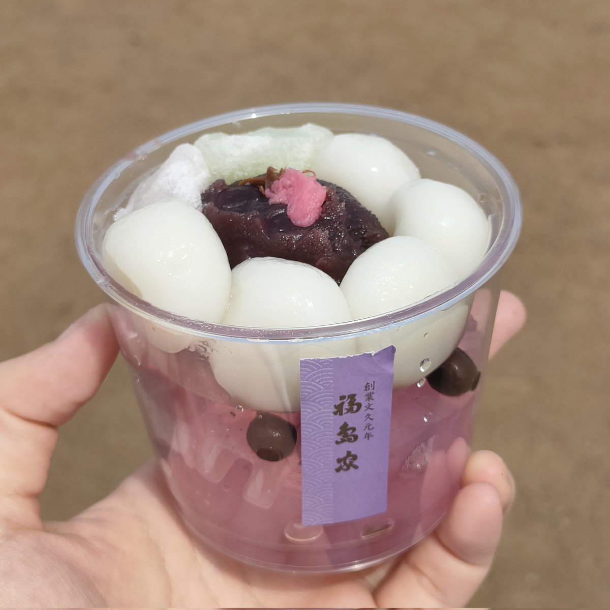 時間読み間違えたので
巣鴨で屋外あんみつ！桜味だ