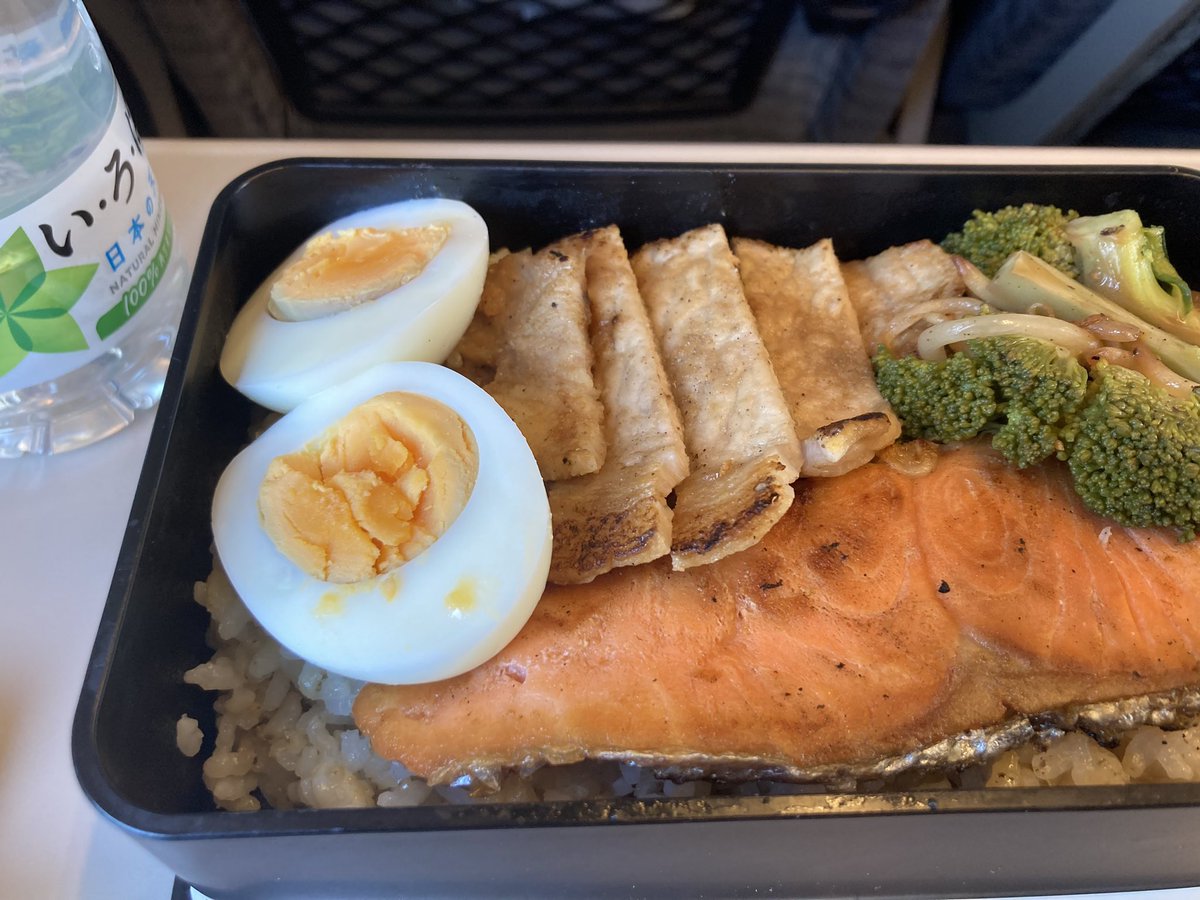 dokunukin's tweet photo. 東京出張の新幹線内で自作の手作り弁当を食ってる51歳のおっさんっておるんかな？

決して金がない訳ではありません。

全ては帰省時に嫁の前でだらしない身体を見せない為。

ここはテストに出るから覚えておくように。
#ダイエット
#単身赴任
#嫁LOVE
#四毒抜き https://t.co/q7TeJwy4OO