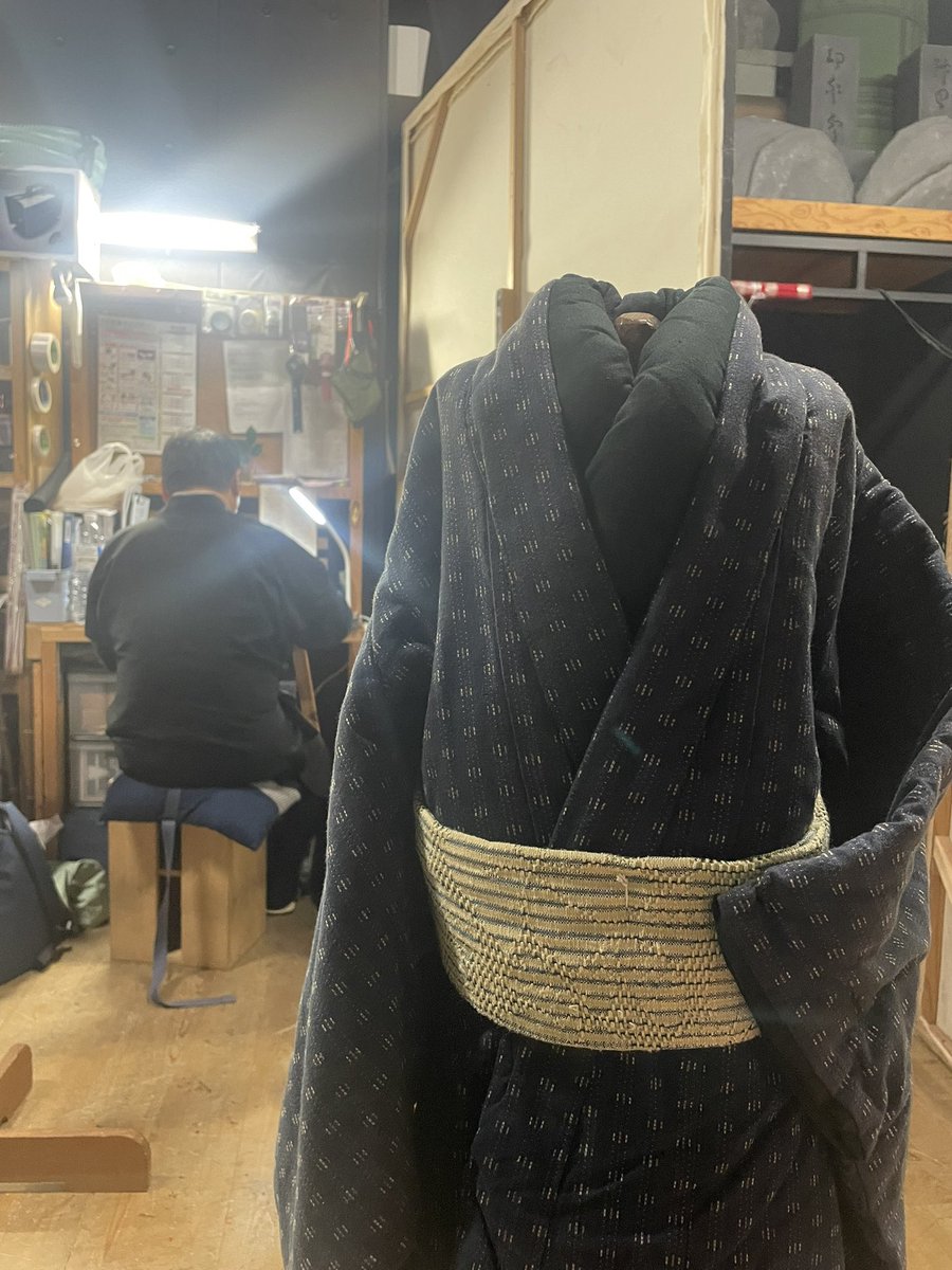 3710MA2's tweet photo. 人形拵えしました。
一見キレイに着付けれている様に見えるかもしれませんが…じつはこれ、反省点だらけです。
千里の道も一歩から、地道にコツコツとステップアップしていきます！
#淡路人形座
#awajiningyoza
#人形拵え
#PuppetMaking https://t.co/tBpwkGZvkO