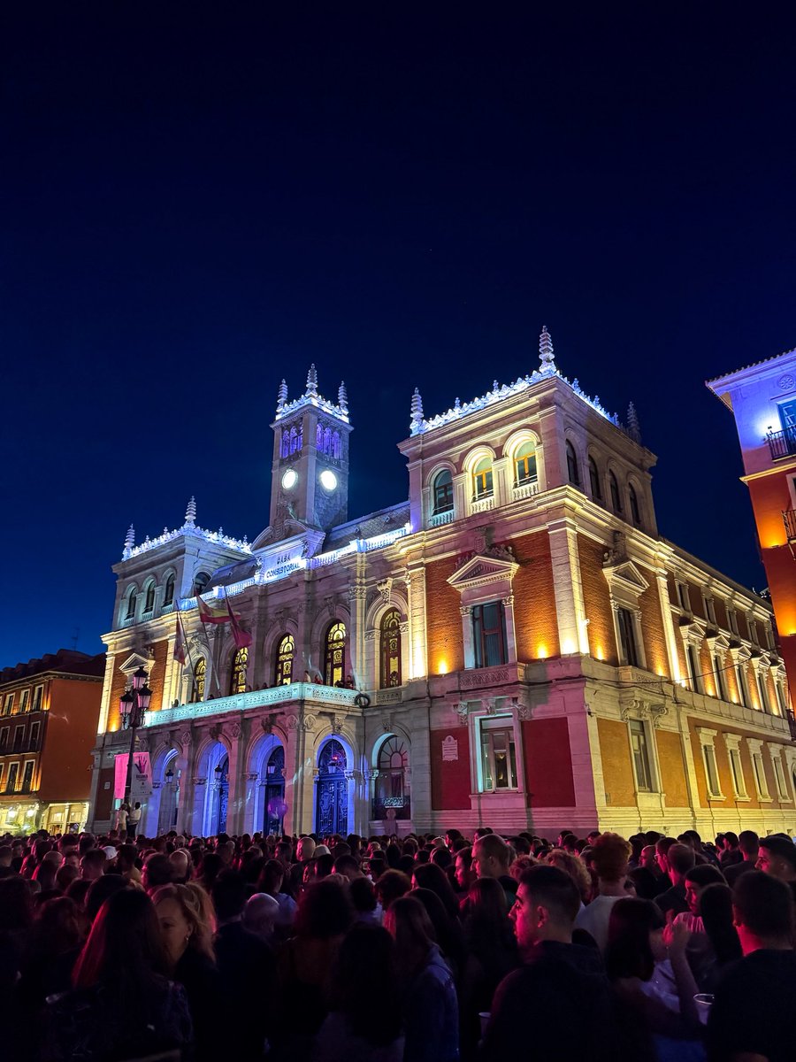 mrmiamiwellness's tweet photo. hey chris, why do you go to #spain in september…? for the picture perfect weather, my birthday celebration, sangria, paella and day and night fiestas like this one in #valladolid! ☀️🇪🇸🎉🦁🍷❤️‍🔥🪽 #mrmiamiwellness #visitspain https://t.co/cIAtI8k6kQ