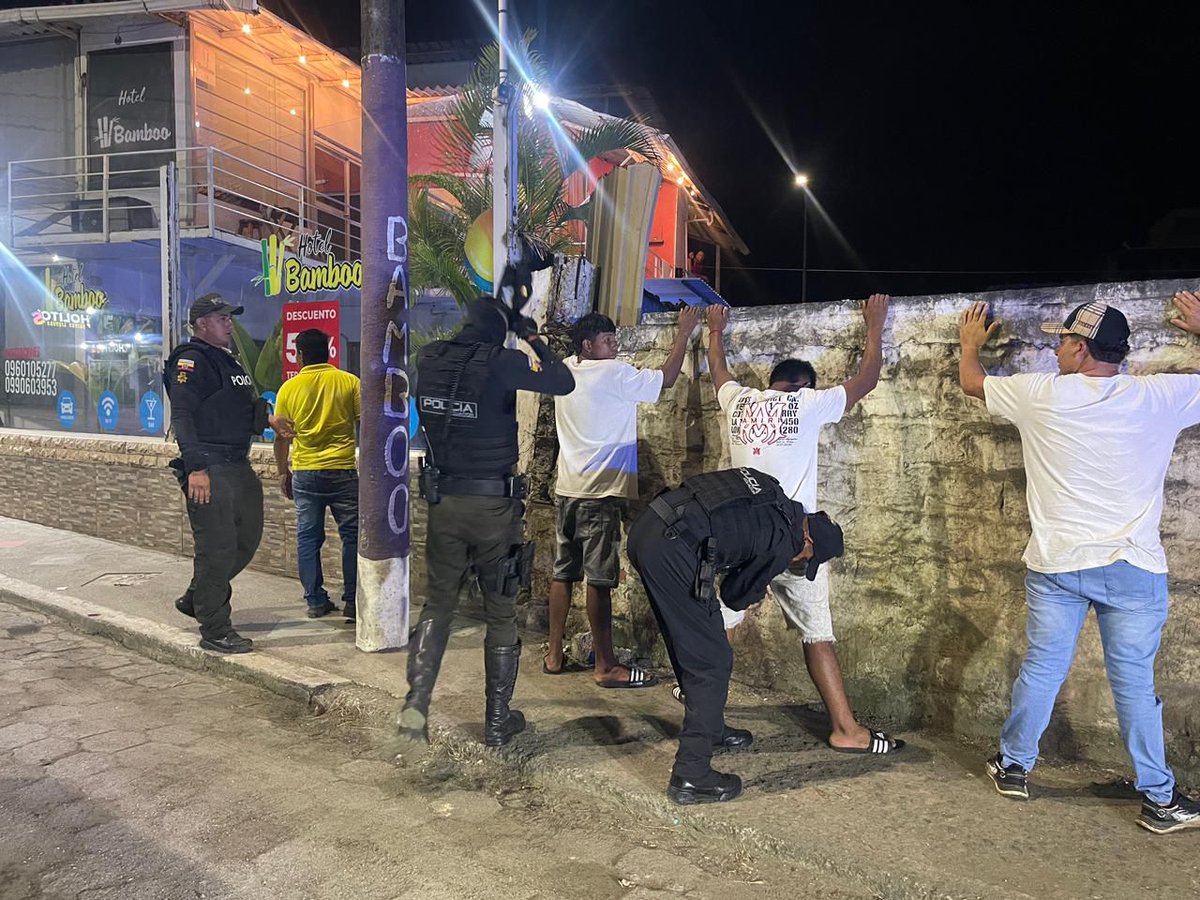 CONTROL Y ORDEN 👮‍♂️👮‍♀️

En #Pedernales, realizamos operativos en centros de tolerancia, verificando el cumplimiento de la normativa y fortaleciendo la prevención de delitos para mantener el orden público.

#ServirYProtegerConFirmeza 🚔