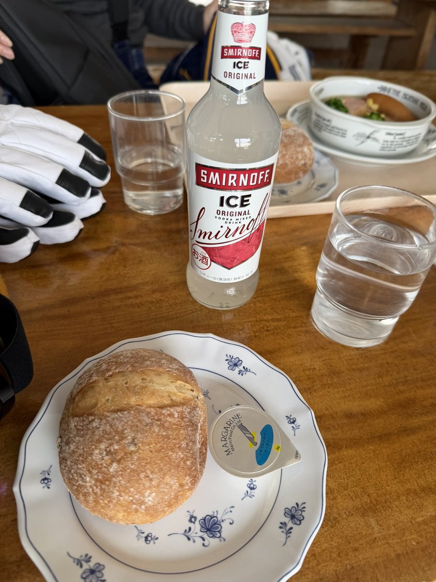 watson_w0's tweet photo. スキー2日目の朝と昼 https://t.co/DFrtZ1jCiz