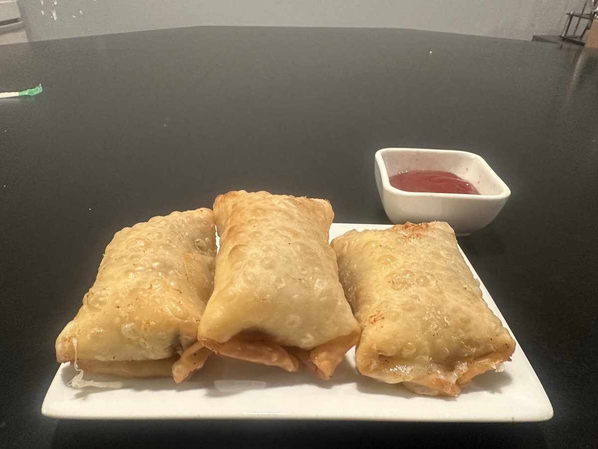 6ixBob's tweet photo. Aight, so boom. Steak & cheese eggrolls. I already said eggrolls are NOT photogenic. That said, look at that fucking cheese pull 🤤 I’ve been eating healthy all week, so I’ve been legit fantasizing about this since Sunday. These came out perfect #ChefBobby https://t.co/tSAdBbwGKE