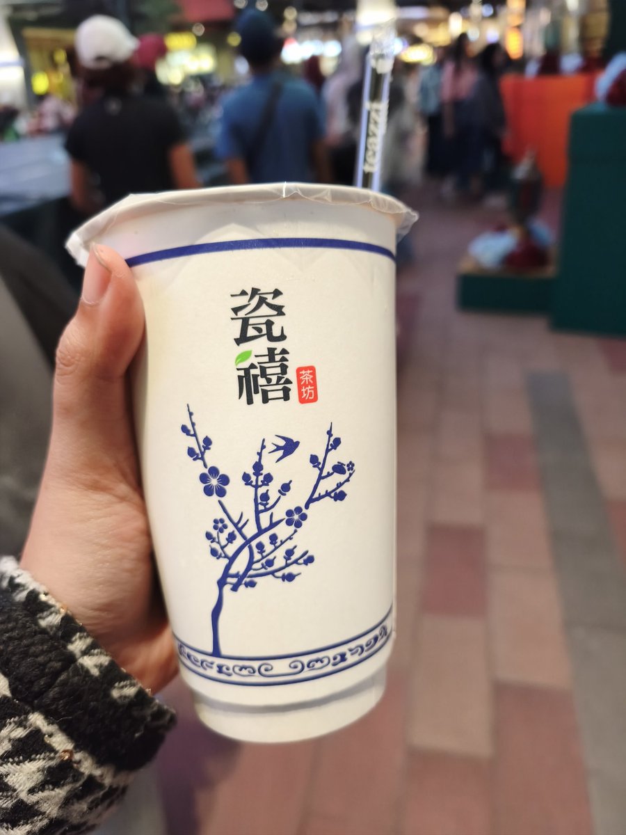 heyitslin18's tweet photo. Kemarin nyobain Teazzi yang Deep Roast Oolong Tea eh ternyata ada promo, jd cmn bayar 10 ribu doang✨ https://t.co/oHkH6Ikwte