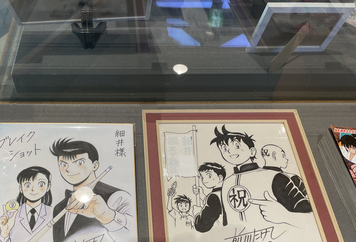 SOUTAX2's tweet photo. 広島県福山市開催中
『ペンで紡ぐ軌跡（あしあと）』
細井草太作品展示にて漫画家さん色紙展示（解禁）

本日ご紹介は講談社月刊少年マガジン連載中、前川たけし先生『鉄拳チンミLegends(レジェンズ)』『ルーレットバトラー』
『ブレイクショット』カラー色紙令和に拝める❗️（先生、編集kさんに感謝） https://t.co/rgpEkWqMej