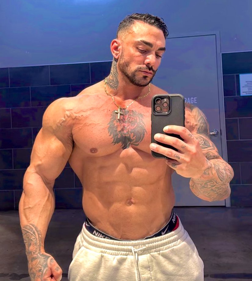 BillyBeefcake's tweet photo. handsome muscle stud https://t.co/MWLmz0GrWI