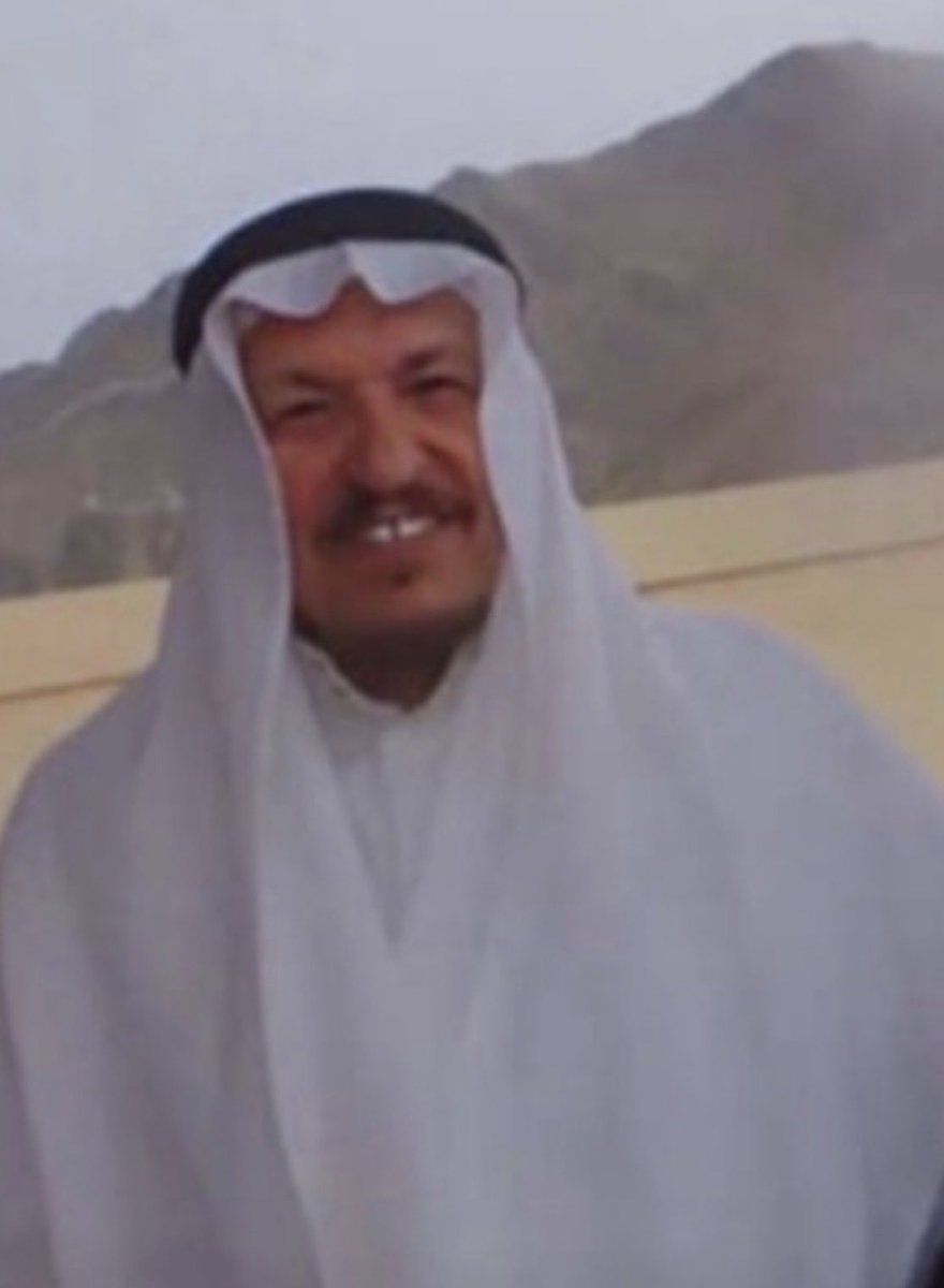 alaraabi's tweet photo. ثابتٌ في مدرسة الثبات 

بقلم: د. خالد بن ثابت العرابي 

لا أزالُ أقفُ مذهولاً أمام جلالِ الرزيّة، أطرقُ برأسي هيبةً لهذا الفقد الذي هزَّ أركان الكيان، وألجمَ ببيانه لسانَ البيان. واللهِ ما استجمعتُ قواي للكتابة إلا غِلاباً، ولا سكبتُ حروفي هذه إلا من فيض صدمةٍ لا تزال تزلزل الروح وتعتصر الفؤاد. إنّ فقدَ والدي كسرٌ لا يجبره إلا يقين الصابرين، وفراغٌ لا يملؤه إلا دمعُ المحزونين. فليعذرني "أبي" إن قصرت الكلمات، فما أنا اليوم إلا مكلومٌ يحاول أن يرثي "جبلاً"، وأنى للقلم أن يفي "ثابتاً" حقّه، أو يحصي من سناه ما يستحق!

لقد كان "ثابتًا".. وعلى ثباته نحن ثابتون ..
عشتُ العمر كله في كنفِهِ وحِماه، أستظلُّ بظله الوارف، فكان لقلبي الثبات، ولعيني الضياء، ولمسامعي الوعي، ولعقلي المنطق والرُشد. منه تعلمتُ أن الثبات ليس مجرد موقف، بل هو "منهج حياة"، وعقيدة وفاء. 
تعلمتُ منه أن المبادئ طودٌ لا يتزعزع، وأن القيم شمسٌ لا تغيب بتغير الأزمان. لقد غرس في سويداء قلبي حباً سيبقى "ثابتاً" ما حييت، وعليّ عهدٌ أن أقتفي أثر "ثابت الثابت" في كل خطوة، فأنا مَن حظي بشرف ملازمته، ونهل من معين حكمته، فكان لي النبراس الذي لا ينطفئ ضياؤه بمرور الأيام .. 

لقد عبر والدي مخاضات الحياة بصعابها المُرّة وابتلاءاتها العظام، فما زادته إلا إيماناً وتسليماً، وصبرًا يفيضُ عجباً على تقلبات الزمان. كان يقابل الخطوبَ بالاحتساب، ويزدحم صدره بالرضا كلما اشتدّت الأزمات، حتى غدا مَثلاً يُنعتُ بالصبر الجميل. عاش حين مالت الدنيا بزينتها، فما شغلته عن باقٍ، وحين انزوت عنه، لم تكسر فيه شموخاً، بل ظلَّ الشامخَ الزاهد العفيف، الراضي بالكفاف، الكريم المعطاء الذي يسري الجود في عروقه مسرى الدم؛ لا يمنعه عُسر، ولا يُطغيه يُسر ..

كان والدي -رحمه الله- في الجودِ آية، يهدي أغلى ما يملك بنفسٍ راضية، ويتعهد الفقراء وطلبة العلم في أكناف مكة وأروقة الحرم العتيق. نشأ في طاعة الله حتى لُقّب بـ "الشاب التقي"، وعاش أكثر من سبعين عاماً معلق القلب بالبيت الحرام، منها خمسون عاماً معتكفاً في رمضان، وقبلها قضى سنين طوالاً في حصوات المطاف بمكانٍ عُرف بـ "حفرة ثابت"، معلماً إيانا أن الاعتكاف في العشر الأواخر هو ميثاق الوفاء الغليظ مع الخالق. وأدى فريضة الحج لأكثر من ثلاثين مرة، ختمها بحجة مَشياً على الأقدام، وكان لي شرف خدمة خطاه في رحلةٍ من الصبر لا تُنسى ولن تمحى ..

وفي موازين العمل، كان مدرسةً تُقدّس الأمانة؛ بدأ معلماً وهو في ريعان الشباب، فتخرج من بين يديه قادةٌ وأطباء يفخرون بأنهم من "ثمرات مدرسة ثابت". وحين انتقل لوزارة الصحة، جسّد الإخلاص منقطع النظير، فكان يسهر ليله ونهاره إشرافاً وتجويداً، وبقي في مستشفى النور خلف مكتبه ومتجولاً حتى صلاة العشاء، يخدم الغريب قبل القريب، ويؤنس المرضى من الفقراء والعلماء، يبيتُ معهم ويقوم على شؤونهم في بذلٍ صامت. وبلغ من حرصه على رسالتي المهنية أن يقضي هو حوائجي نيابة عني، كَيْلا أتأخر عن خدمة الناس يوماً واحداً، مُردداً دوماً: "العمل عبادة" ..

ولم تكن دوائرُ فضله محصورةً في محرابه، بل كان لقبائل بالحارث محبة خاصة في قلبه، ولقرابته وذوي رَحمه غيثاً يهمي وسحاباً يمطر، فما انقطع يوماً عن تعهّد الأهل والجماعة وصلاً وإيجاباً؛ يسبقُ الخُطى إلى أفراحهم مهنئاً ومباركاً، ويهرعُ إلى أتراحهم مواسياً ومشاركاً. كان القريبَ الذي يجبرُ الكسير، والودودَ الذي يُدخل السرور على الكبير والصغير. وحين نال منه المَشيبُ مَناله، وأوهنَ الجسدَ وقْعُ السنين فلم يَقْوَ على شدِّ الرحال، ظلَّ قلبهُ نابضاً بذكراهم، ولسانهُ لاهجاً بالسؤال عن أحوالهم؛ يهتزُّ بِشراً إذا تناهى لسمعهِ أنهم في خيرٍ وعافية، ويستبشرُ بمَن يسألُ عنه وفاءً له بقلوبٍ وافية ..

 يا لله.. أيُّ ركنٍ شديدٍ انهار بفقدك يا أبي، وأيُّ وحشةٍ سكنت الفؤاد بعد رحيلك! إنّ القلب ليذوبُ كمداً على فِراق مَن كان للوصلِ عنواناً، وللقرابةِ كنفاً وحناناً ..

اللهم يا كريم، اغفر لوالدي، واجعل قبره روضةً من رياض الجنة، وثقّل في الميزان حسناته. اللهم اسقِ روحه غيثاً يرتوي منه ترابه، واجمعنا به في الفردوس الأعلى بجوار نبيك المصطفى ﷺ. رحم الله تلك الروح الغالية، والضحكات التي لا تُنسى، والملامح التي لن تغيب ..

يا "سلطان".. يا "وليد"؛ يا حبتي ّّقلب أبي، ها هو والدكما قد جاءكما وفداً على الكريم الرحيم، بعد أن انكسر قلبه لفقدكما بصمت المؤمن الصابر. آنسوا وحشته، فأنتم جميعاً في وفادة الرحيم، ونحن على الحب والعهد باقون، وبكم -إن شاء الله- لاحقون ..

وإنا لله وإنا إليه راجعون.