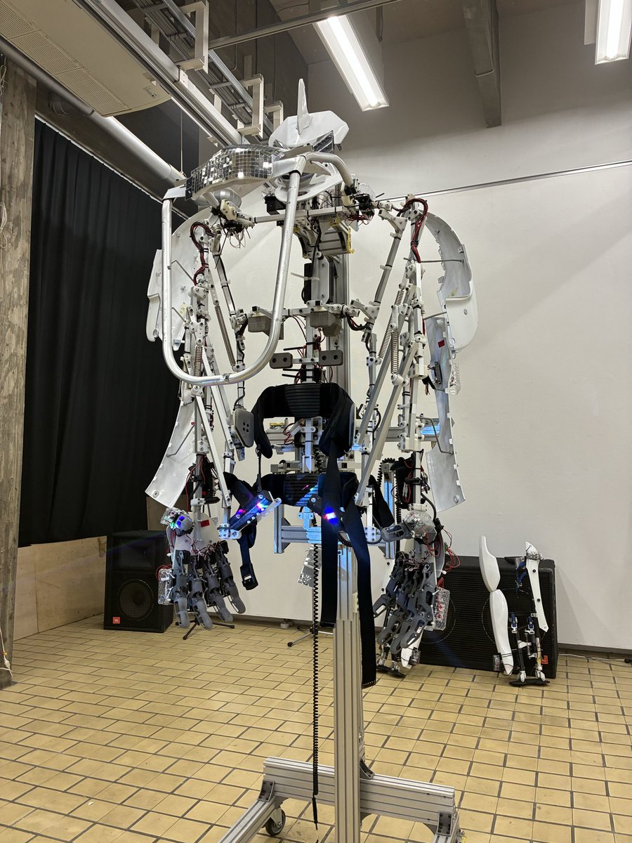 スケルトニクス、次のパフォーマンスは13時半からだそう