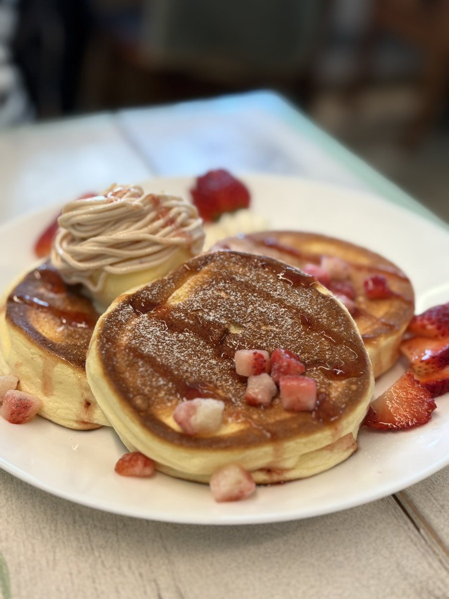 namattechan's tweet photo. 函館元町のwave snowさん🩵✨
『生チョコベリー』のパンケーキと、
期間限定の『苺とストロベリーチーズのモンブラン』パンケーキです🍓
トッピングがたくさんで美味しかった✨
#wavesnow
#函館元町 https://t.co/Qi9BnZYXtO