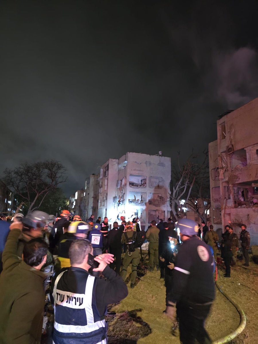 siddhantvm's tweet photo. The attacked communities in Dimona and Arad, Israel 

Last night Iranian missiles caused a direct hit on Israeli communities. 

Over 100 injured. https://t.co/nfUubTMW20