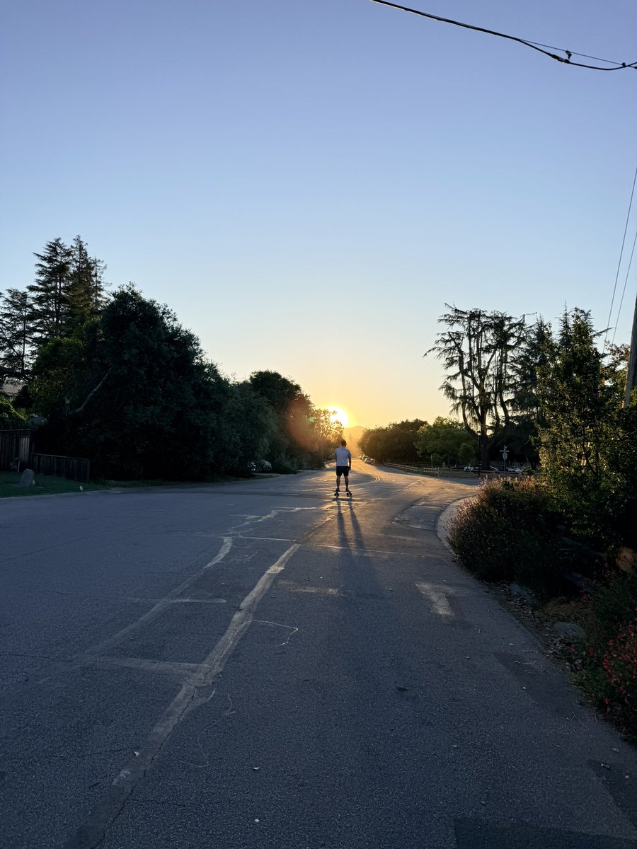 夫と夕方の散歩。
スケボーで先を行く夫と夕陽を眺めながら、あと少しの2人だけの時間をすごく愛おしく思った