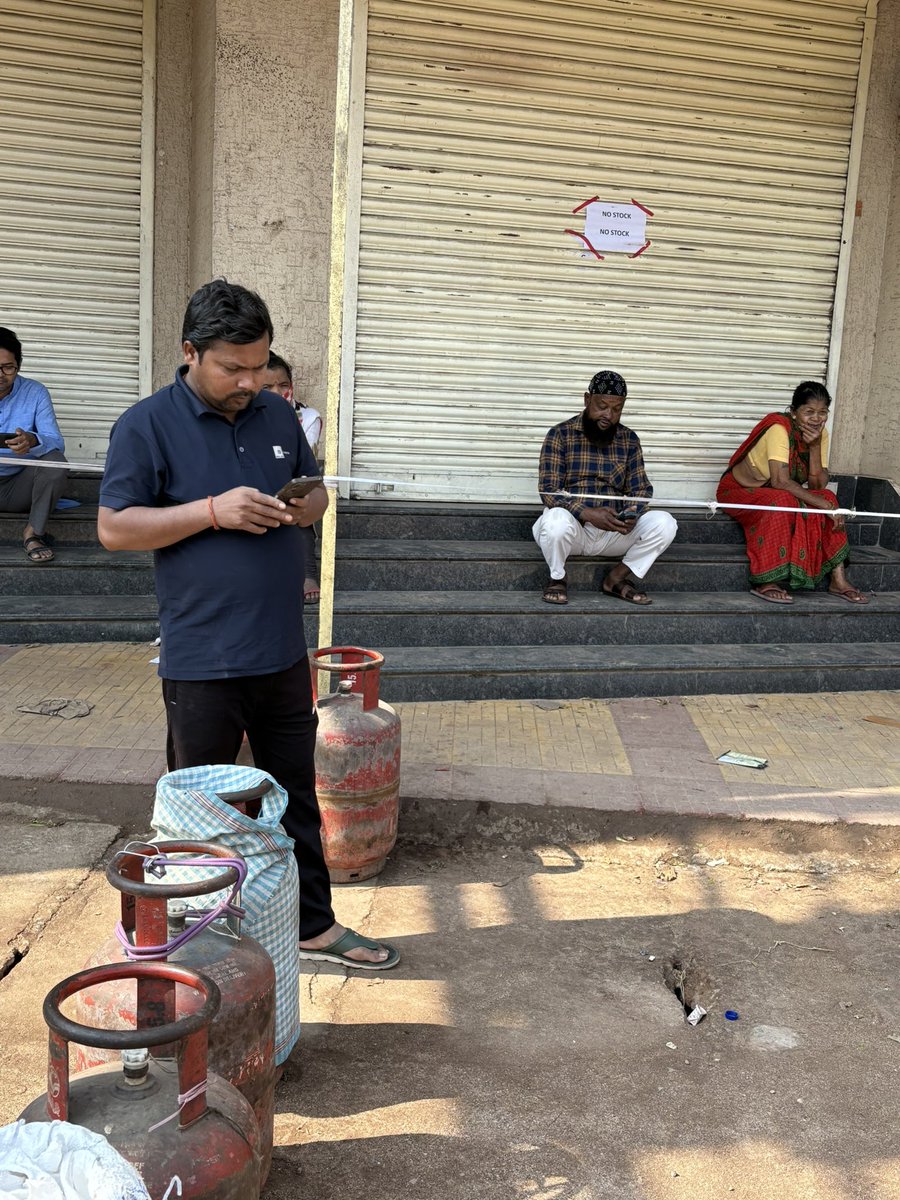 चक्रधरपुर में एचपी गैस को लेकर काफी किल्लत हो गई है । HP Gas का ऑफिस बंद पड़ा है और NO स्टॉक का बोर्ड लगा हुआ है ।
<a href="/hpgasservices/">Hp Gas</a> 
<a href="/DC_Chaibasa/">DC West Singhbhum</a> 
<a href="/HemantSorenJMM/">Hemant Soren</a> 
<a href="/JmmJharkhand/">Jharkhand Mukti Morcha</a> 
<a href="/ourcmo/">CMO JHARKHAND</a>