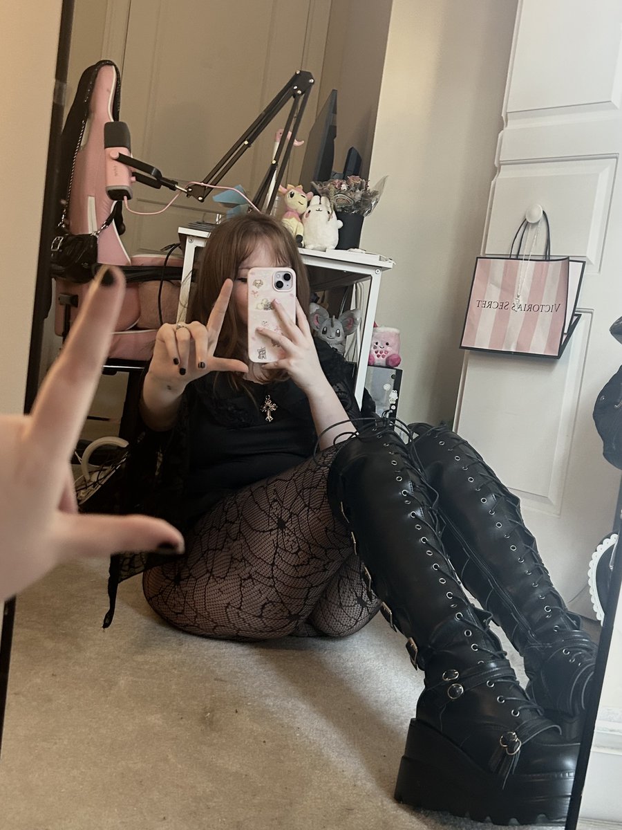 greedyevie's tweet photo. Lose to my thigh high boots :3 https://t.co/X4bzNFU2Da