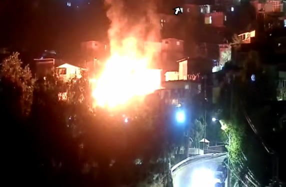 cbsantiago's tweet photo. 🔴 AHORA: el Cuerpo de Bomberos de Santiago responde con voluntarios y máquinas de 11 Compañías ante #ncendio declarado en casa habitación de material ligero, en Circunvalación Sur y Senda 6, en la comuna de #LoBarnechea.
@Comandantecbs
@ViveLoBarnechea https://t.co/TRwXGfyURr