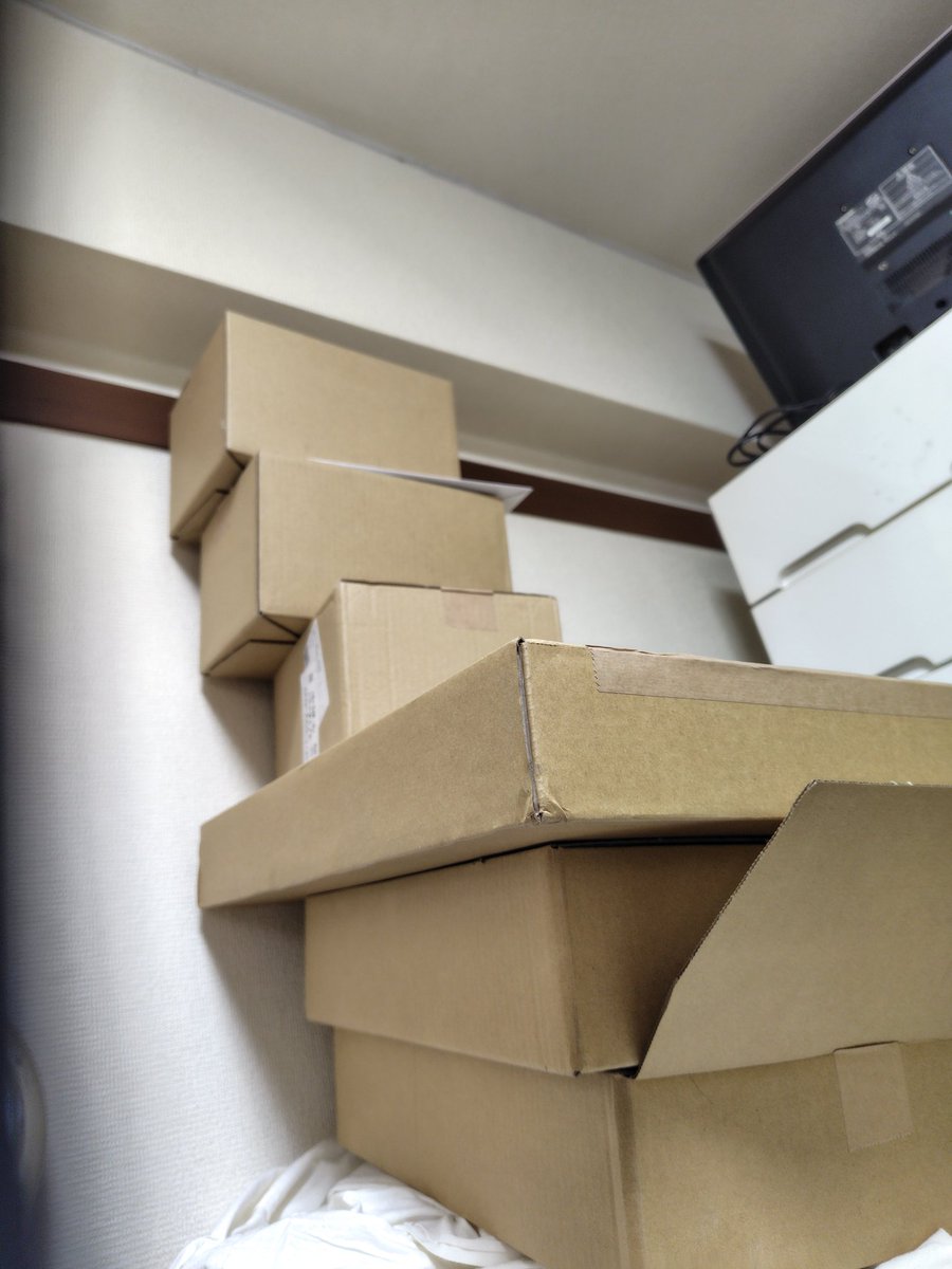 今日は煙草買いに行って、この未開封グッズ達を開けて何が届いてるのか確認する！
買って満足しちゃうの駄目だよなぁ…