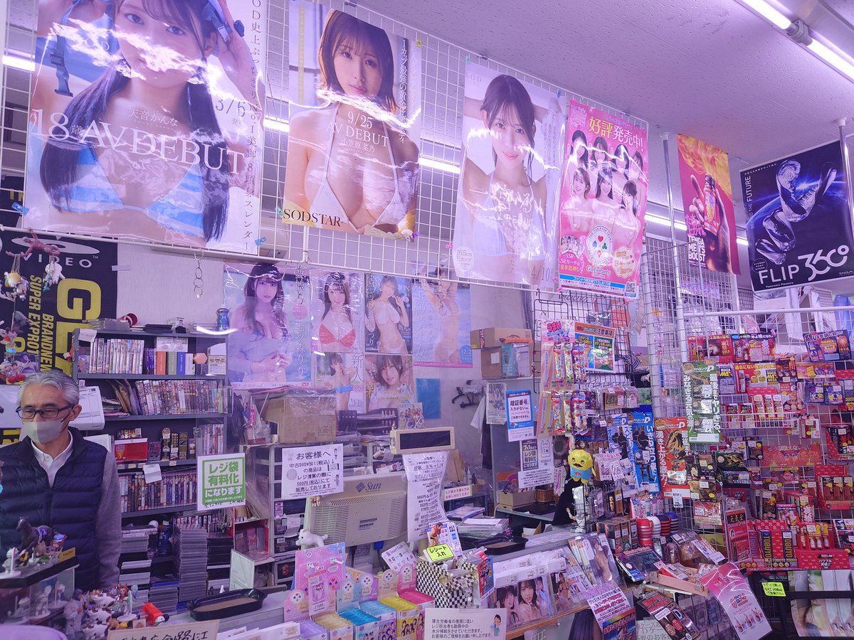 orga_west's tweet photo. 昨日は当店の姉妹店、釧路の東京書店入江店へ行って来ました！
本、グッズ、DVD在庫豊富なので皆さん釧路へ行くことがあれば、是非お立ち寄りくださいませ〜🤩🤩🤩

＃帯広
＃釧路
＃オーガ
＃東京書店　
＃入江
＃グッズ販売 https://t.co/lHJgXydjCJ