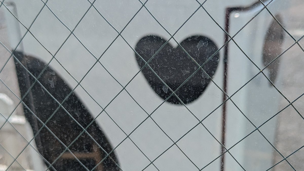 本州一二を争う生乳王国・那須塩原、駅でも温泉でも簡単に地元の牛乳飲ませてくれない件。NewDaysでやっと買えた…。
なんかもう、牛乳推しじゃなくてただのホルスタイン推しなら期待させないように先に教えておいてほしい。
いろんな美味しい牛乳飲めると期待してたんだよ😢
牛ポストの裏に♡あった✨